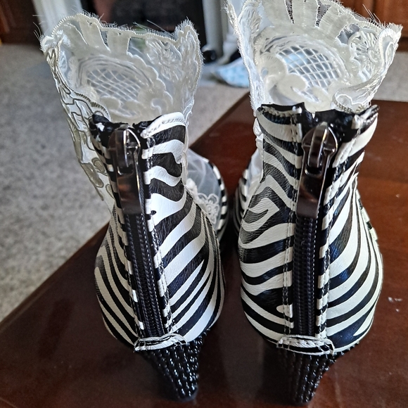🦓 Open Toe Black & White Zebra Lace Bootie Block Heel 3" nwot - Picture 4 of 5